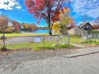 Lakefront Cottage with Hot Tub, Fire Pit & Game Room Cozy Fall & Winter Escape 플리머스 호텔