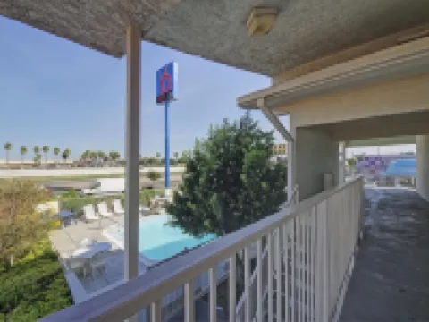 德克薩斯拉雷多 - 南 6 號汽車旅館 拉雷多酒店