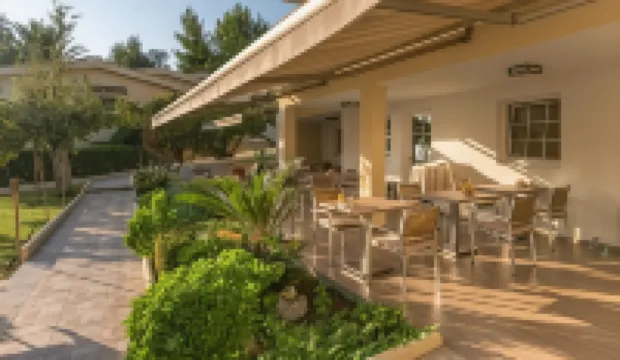 Rahoni Cronwell Hotel by Diomedes Group