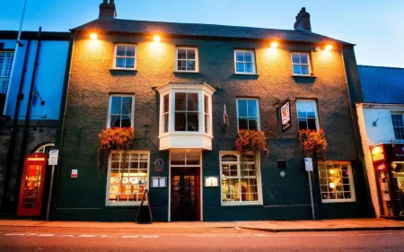 Old Kings Arms Hotel Отели рядом с достопримечательностью «Стакпол Уоллед Гарденс»