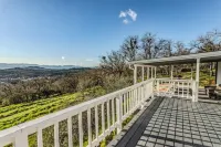 Stunning View, Fully Stocked Kitchen Near Wineries Hotels in Josephine County