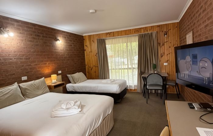 Country Roads Motor Inn