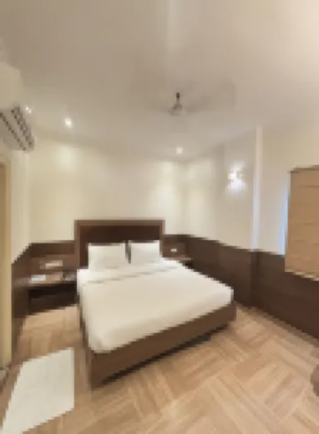 Status Business Hotel - Naveen Market