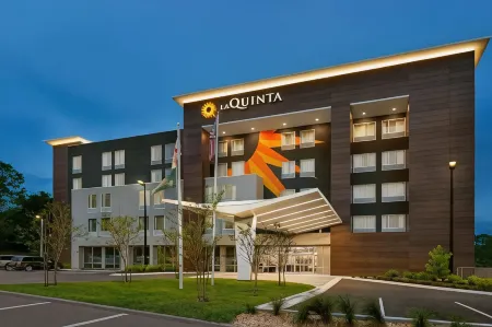 La Quinta by Wyndham Gainesville Отели рядом с достопримечательностью «Канапаха Ботаникал Гарденс»