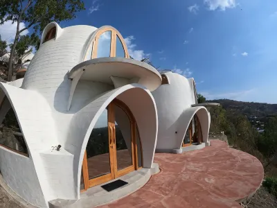 Makalele Dome Villas Hotels near Bangsal Harbour