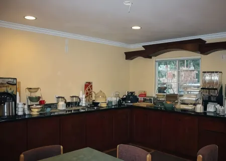 Quality Inn & Suites Santa Cruz Mountains Отели в г. Фелтон