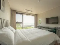 Hotel Seogwipean Hotels near Munbu Park