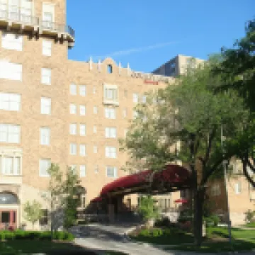 คอร์ทยาร์ดบายแมริออท แคนซัสซิตี้คันทรีคลับพลาซ่า โรงแรมในแคนซัสซิตี