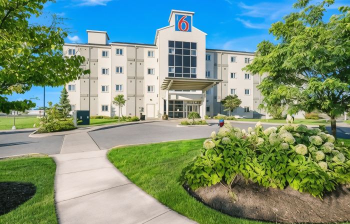 Motel 6 Kingston, on