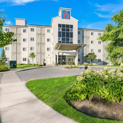 Motel 6 Kingston, on Các khách sạn gần Ga Tàu Kingston