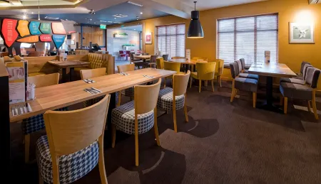 Premier Inn Ashford North Отели рядом с достопримечательностью «St Peter & St Paul Church»