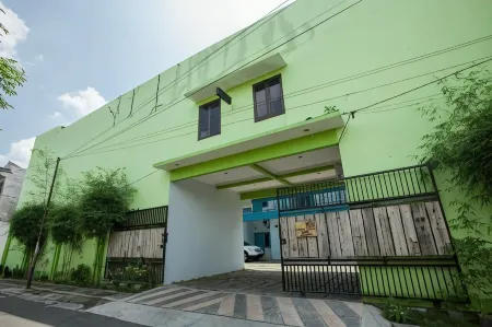 RedDoorz Syariah at Kartohardjo Madiun Отели в г. Мадиун