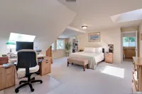 Bright and quiet 2-bed home next to the Point Reyes National Seashore.