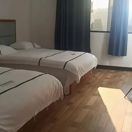 Sandu Xuehua Lake B&B