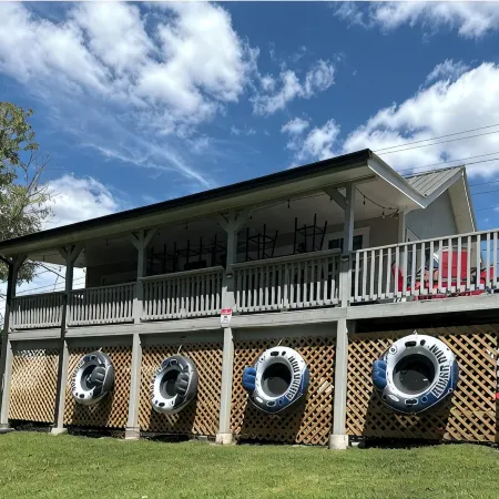 Cozy riverside cabin, hottub, fire-pit, fishing, tubing, relaxing