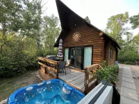 Sand Lake Log Cabin with Hot Tub - Homestays
