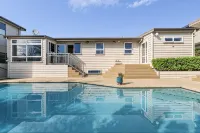 Large 1Br Suite and Private Lounge - parking