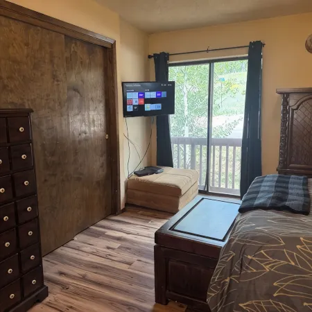 Angel Fire Mountain Retreat! Cozy 2 bedroom, 2 bath condo, sleeps 6 people.