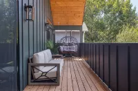 Downtown ATX - Luxury Pool - Putting Green - 85inch TV