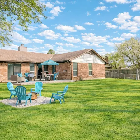 Green Belt cul-de-sac with hiking trail in the heart of the city. 5 Miles -DFW