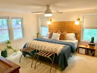 "Retro Retreat" Lakefront House Hotels in Bracey