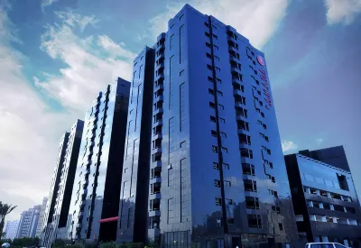 Ramada Hotel & Suites by Wyndham Ajman Hoteles cerca de Estadio de Ajman