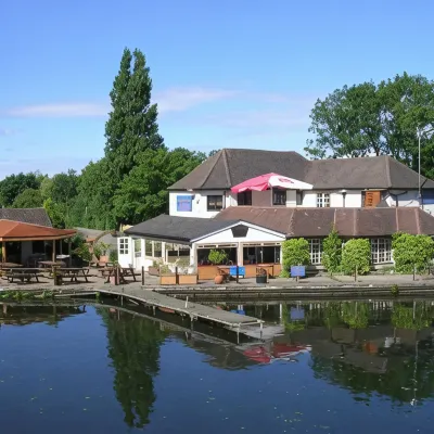 The WatersEdge, Canal Cottages Отели рядом с достопримечательностью «Вест-Дрейтон»