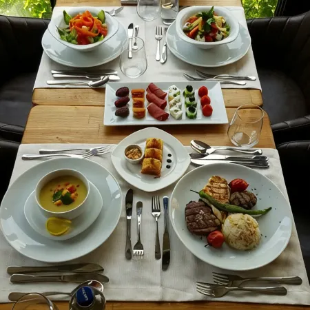 The Elegant Hotel Отели рядом с достопримечательностью «Холм Пьер Лоти»