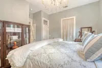 Charming cottage in historic Summerville 1 king, 1 set bunk beds, heated pool