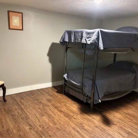 Spacious 3 bedroom apartment 3 miles from Wolf Creek Dam. Pet friendly!