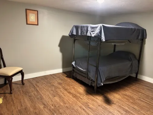 Spacious 3 bedroom apartment 3 miles from Wolf Creek Dam. Pet friendly!