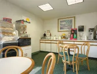 Days Inn by Wyndham Muncie -Ball State University - breakfast