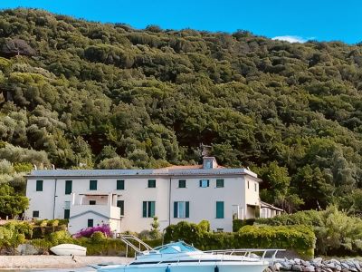 Little Gem in a Unique Place! Right on the Beach with Garden. Pet Friendly