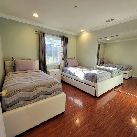 3 bedroom apartment near MrC with patio area 5 minutes to Rodeo Drive, Wi-Fi, TV