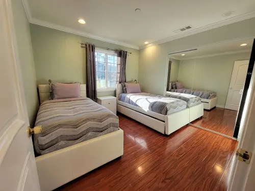 3 bedroom apartment near MrC with patio area 5 minutes to Rodeo Drive, Wi-Fi, TV - Homestays
