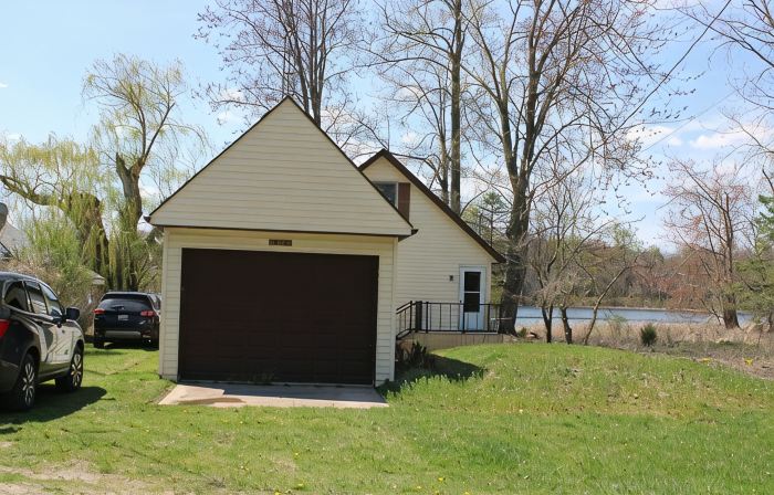 Charming lake front 3-bedroom cottage in Coldwater, Michigan