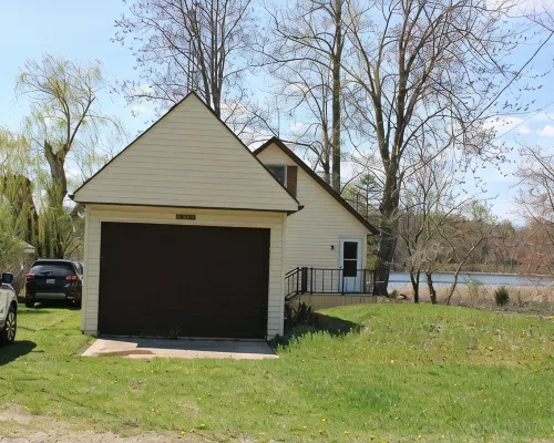 Charming lake front 3-bedroom cottage in Coldwater, Michigan Hotels in Branch County