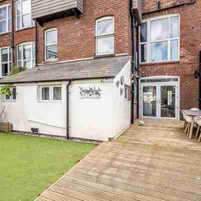 Beachfront retreat at Exmouth’s Blue Flag sands with open‑plan living and garden Hotel Exterior