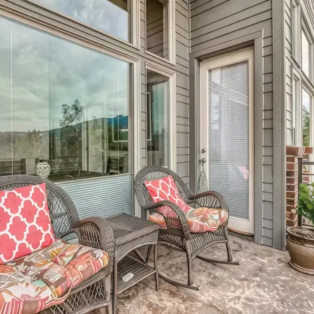 Mt. Adams View, Trails, River View, Pets OK, Walkable to Downtown