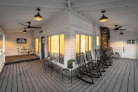Spring Creek Farmhouse Luxury Family Retreat on 25 acre with direct river access - Homestays
