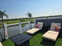 Stunning Waterfront Rooftop in Heritage Harbor Sleeps 10-11! - Homestays