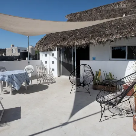 Charming rooftop bungalow 1 block from the beach!