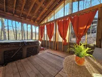 Romantic Summer Couples Escape: Private Hot Tub + Fast 500Mbps WiFi - Chalets