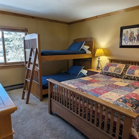 Spacious Condo w/ FREE WiFi, Parking, Heated Pool, Hot Tubs, Skier Shuttles