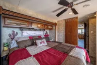 Starry Skies Glamping w/ EV Charger, Stargazing, Hiking