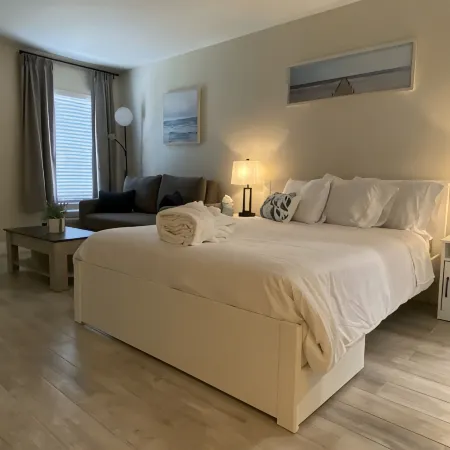 Premier Waterfront Room, Tiki Bar & Grill, Live Music, Pool, Gym, Kitchenette