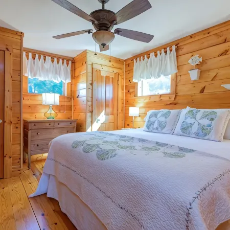 Maple Cove Lodge on Lake Sebago Waterfront!