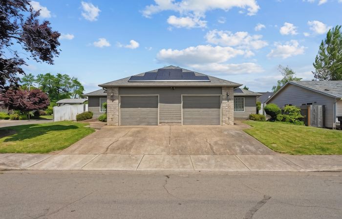 Solar Half-Plex with Chic Style in Country Glen