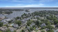 Beautifully renovated 2 Bedroom, 1st Floor apt -Greenport Village, Walk to town!