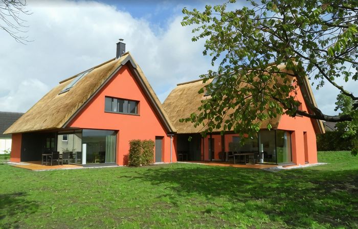Thatched roof meets modernity, lake view; sauna, garden and much more...